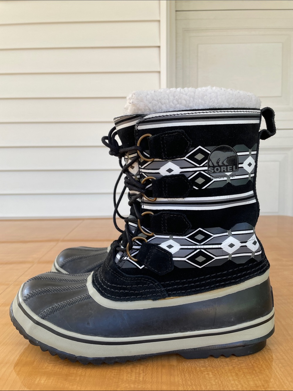 SOREL Women’s Aztec Print Waterproof Lace Up Insulated Duck Boots Size 8 Black